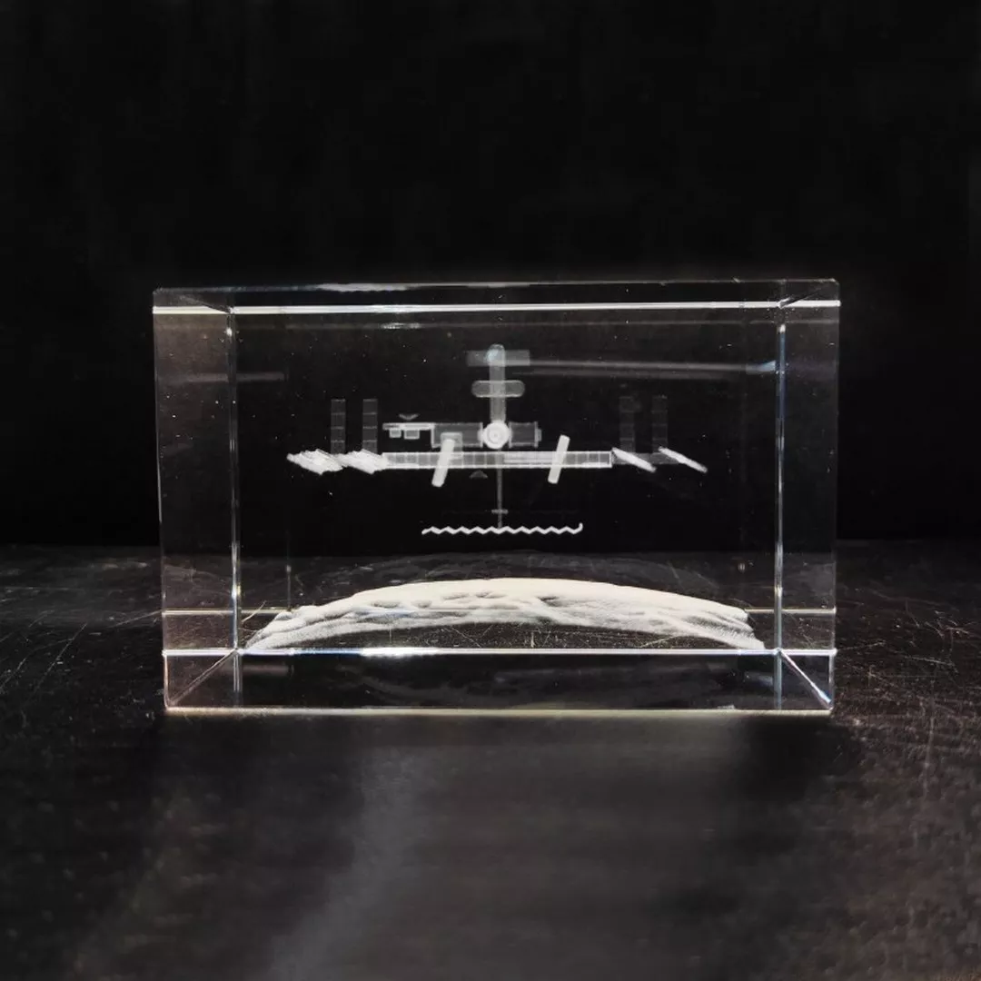 картинка Космический сувенир «МКС на орбите» стеклянный с лазерной 3D гравировкой от магазина Одежда+